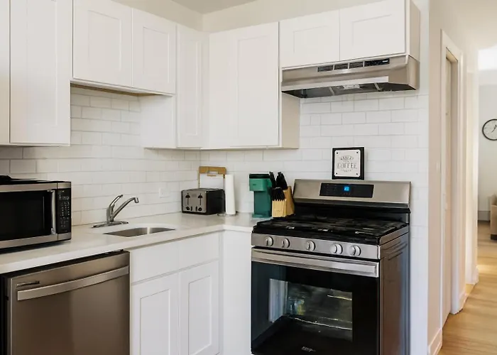 Chic 2br Retreat Near Ohare Free Parking Apartment *