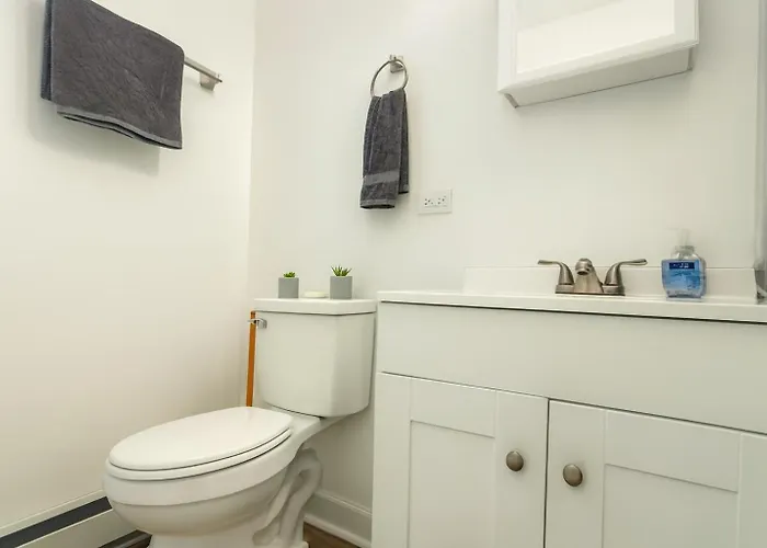 Chic 2br Retreat Near Ohare Free Parking Apartment
