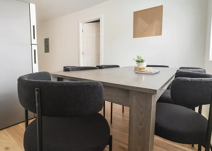 Chic 2br Retreat Near Ohare Free Parking
