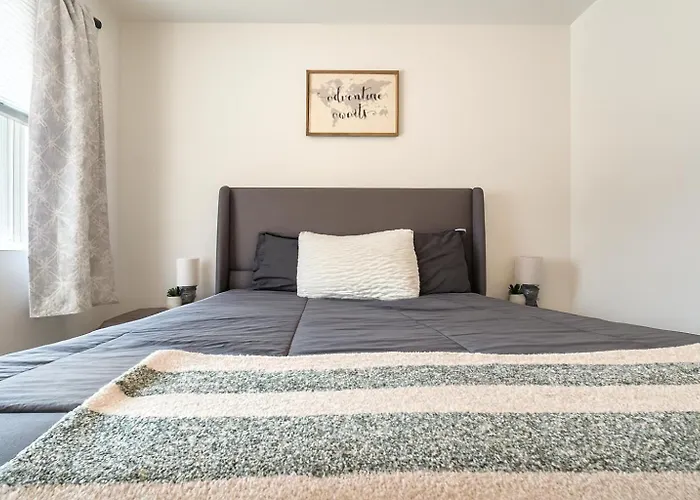 Chic 2br Retreat Near Ohare Free Parking Apartment *