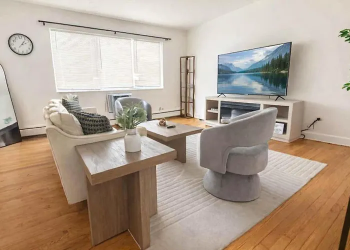 Chic 2br Retreat Near Ohare Free Parking Apartment Des Plaines